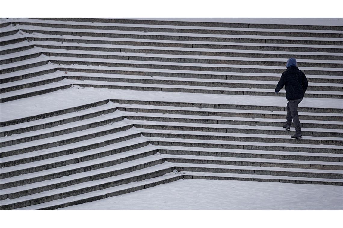 Schnee liegt am Morgen im Regierungsviertel in Berlin.