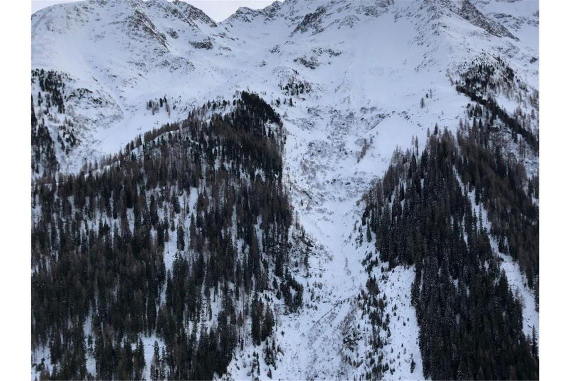Mann aus Baden-Württemberg stirbt bei Lawinenabgang in Tirol Schnee liegt an einem Hang im Verwallgebirge. Foto: Zeitungsfoto.At/Daniel Liebl/APA/dpa