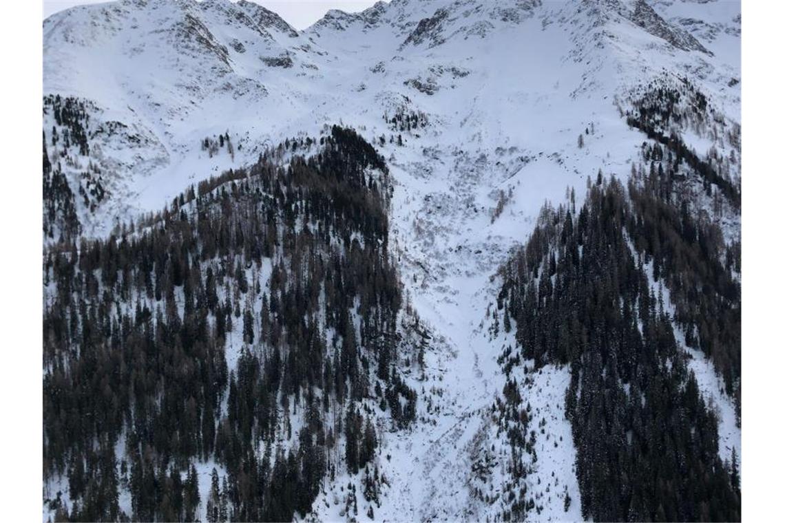 Schnee liegt an einem Hang im Verwallgebirge. Foto: Zeitungsfoto.At/Daniel Liebl/APA/dpa