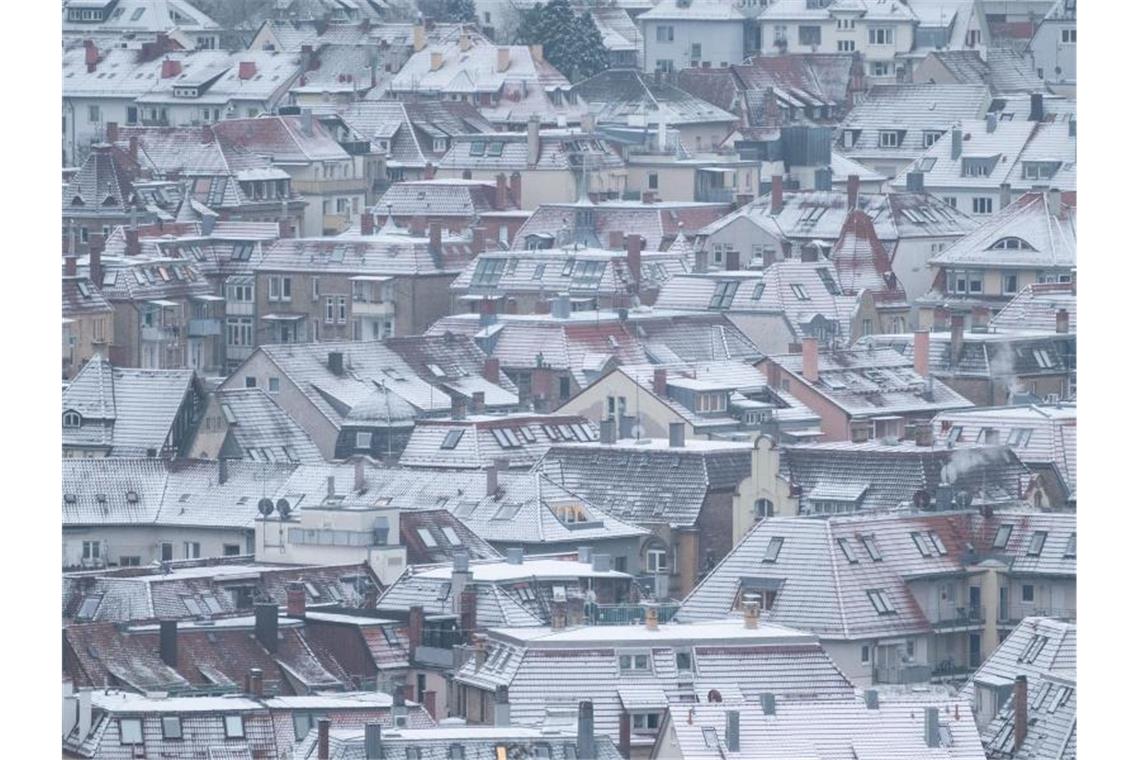 Schnee und eisige Temperaturen in Baden-Württemberg Schnee liegt auf Dächern in der Stuttgarter Innenstadt. Foto: Marijan Murat/dpa/Archivbild