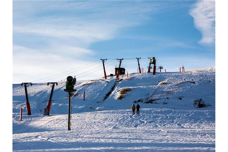 Schnee liegt auf dem Feldberg, wo ein Skilift steht. Foto: Philipp von Ditfurth/dpa/Archivbild