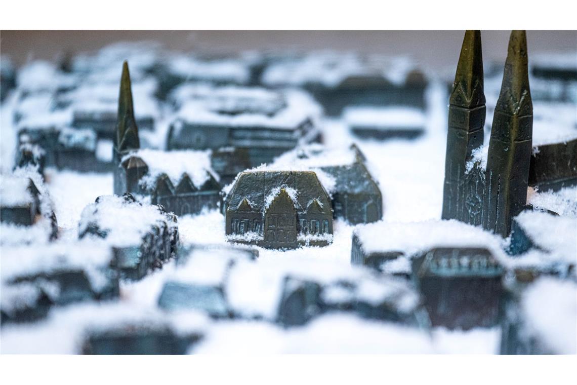 Schnee liegt auf dem für blinde Besucher gefertigten Tastmodell der Bremer Altstadt.