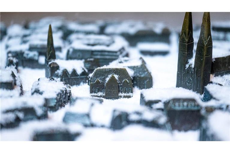 Schnee liegt auf dem für blinde Besucher gefertigten Tastmodell der Bremer Altstadt.