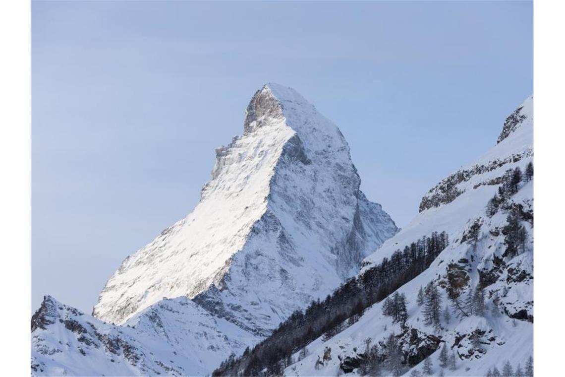 Das Matterhorn schwingt hin und her Schnee liegt auf dem Matterhorn. (Archivbild). Foto: Dominic Steinmann/KEYSTONE/dpa