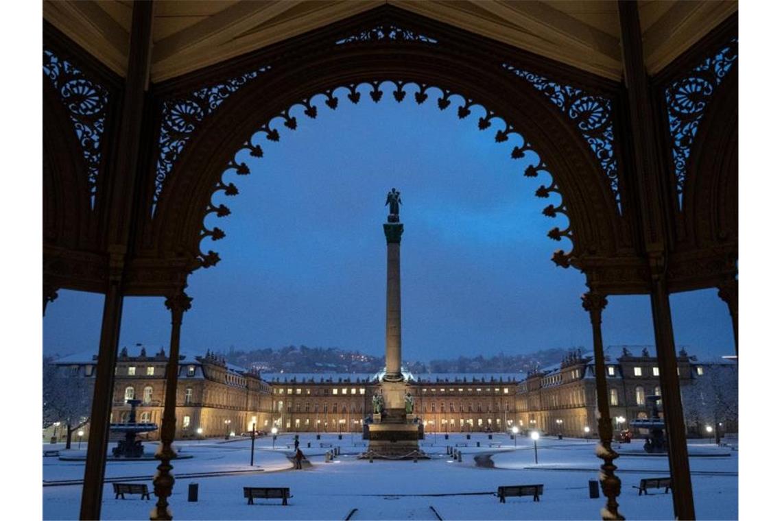 Schnee liegt auf dem Schlossplatz. Foto: Marijan Murat/dpa/Archivbild