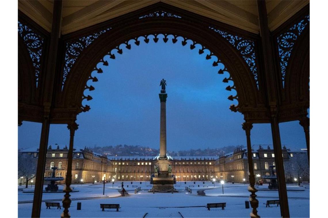 Milde Temperaturen und ein bisschen Schnee im Südwesten Schnee liegt auf dem Schlossplatz. Foto: Marijan Murat/dpa/Archivbild