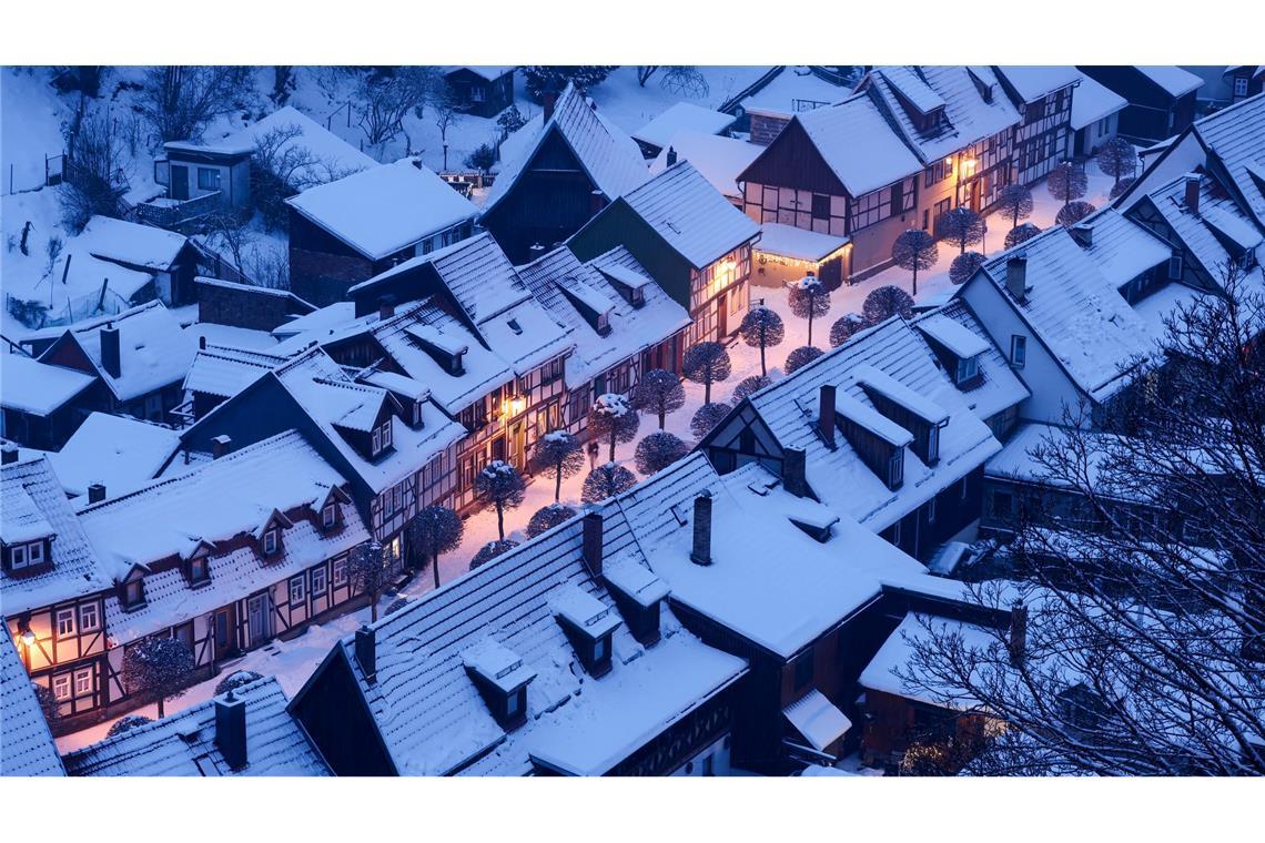 Schnee liegt auf den Dächern des Fachwerkstädtchens Stolberg im Südharz.