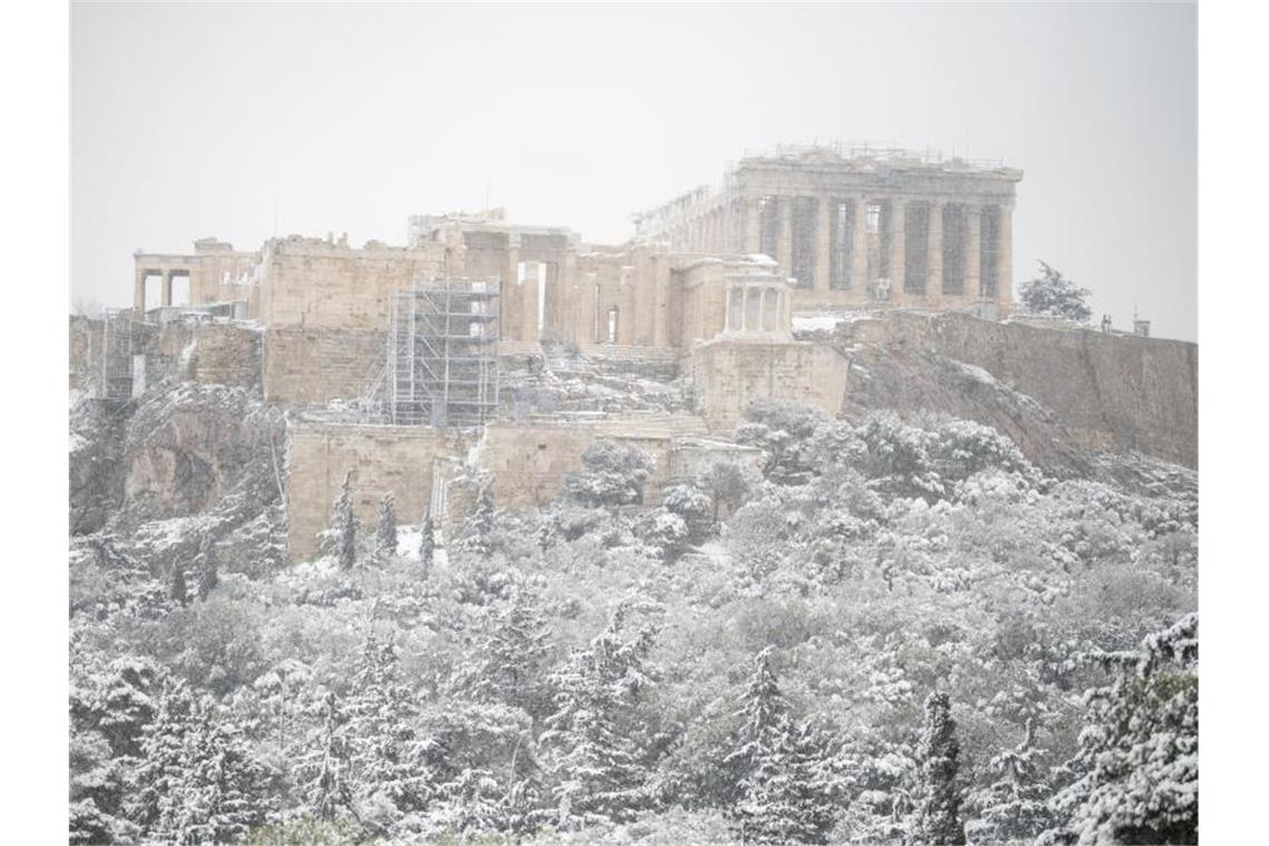 Verkehrschaos in Griechenland und der Türkei Schnee liegt auf der Akropolis bei Athen. Foto: Angelos Tzortzinis/dpa