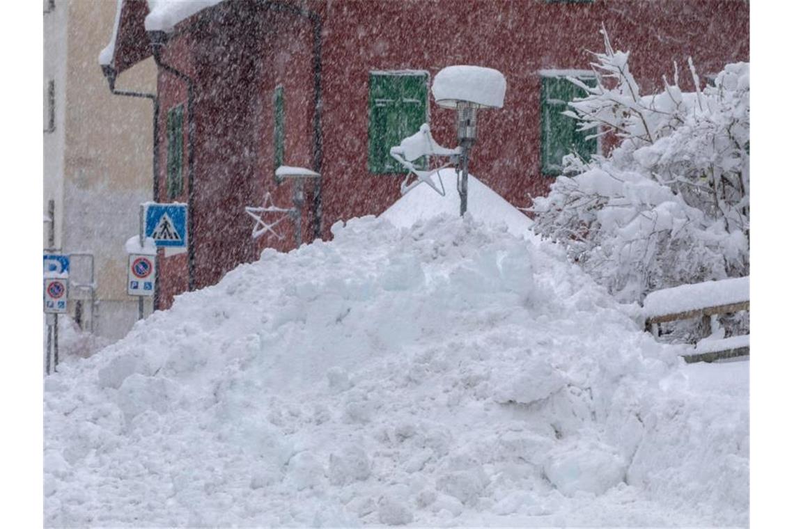 Schnee liegt hoch aufgetürmt am Straßenrand in der Gemeinde Brenner in Südtirol. Foto: Bernd März/dpa-Zentralbild/dpa