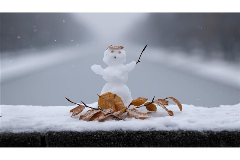 Schnee löst bei vielen Erwachsenen einen kindlichen Spieltrieb aus - das wirkt positiv.