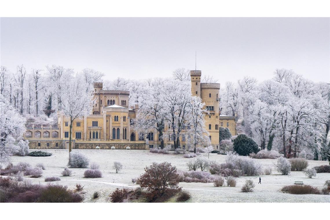 Schnee und Frost hüllen Schloss Babelsberg in Potsdam in winterliches Weiß. Am Wochenende sollen die Temperaturen etwas milder werden.