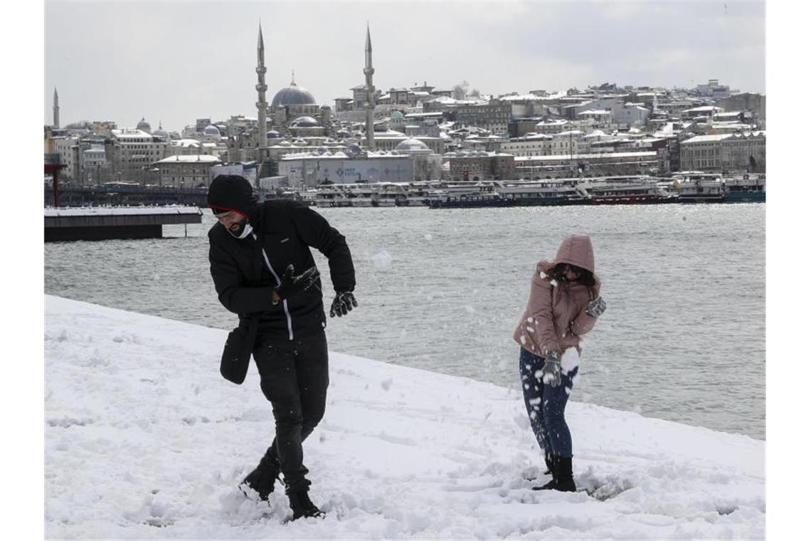 Einschränkungen durch Schnee in Türkei und Griechenland Schneeballschlacht am Bosporus. Foto: Unal Cam/XinHua/dpa