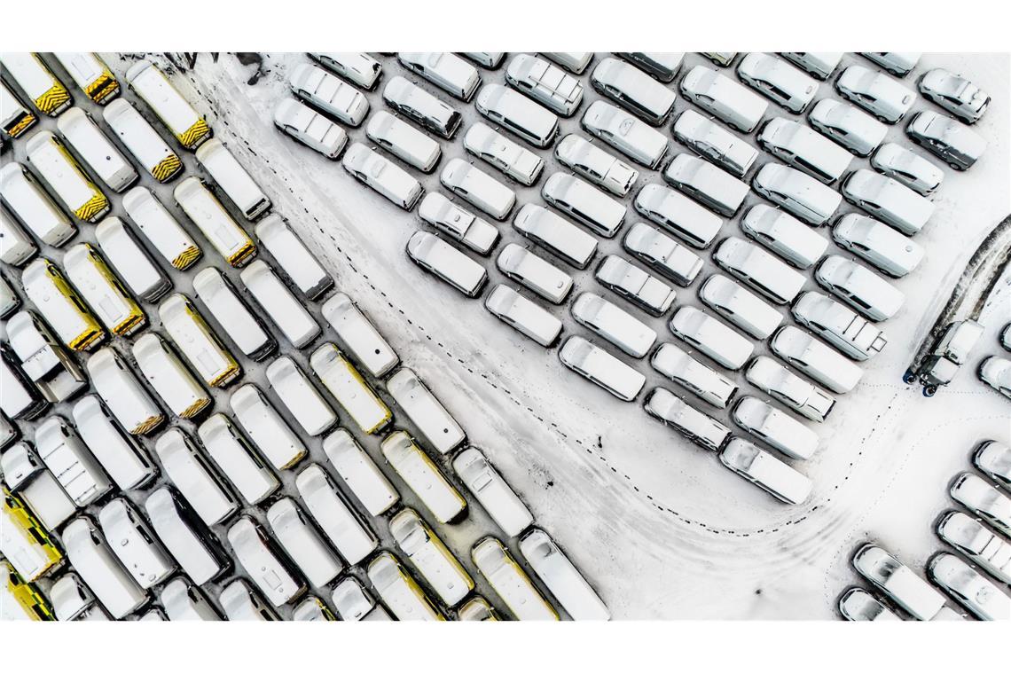 Schneebedeckte Fahrzeuge sind in Dowlais geparkt.