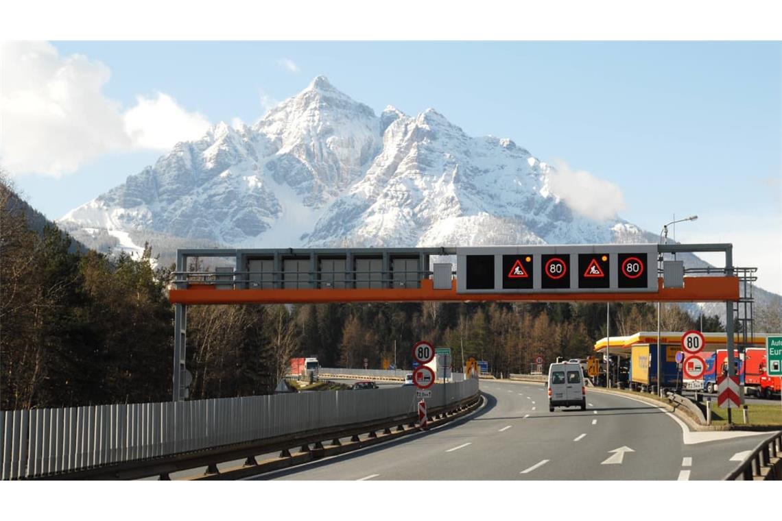 Schneebedeckte Gipfel über den lästigen Dauerbaustellen an der Brennerautobahn (Symbolbild/Archiv).