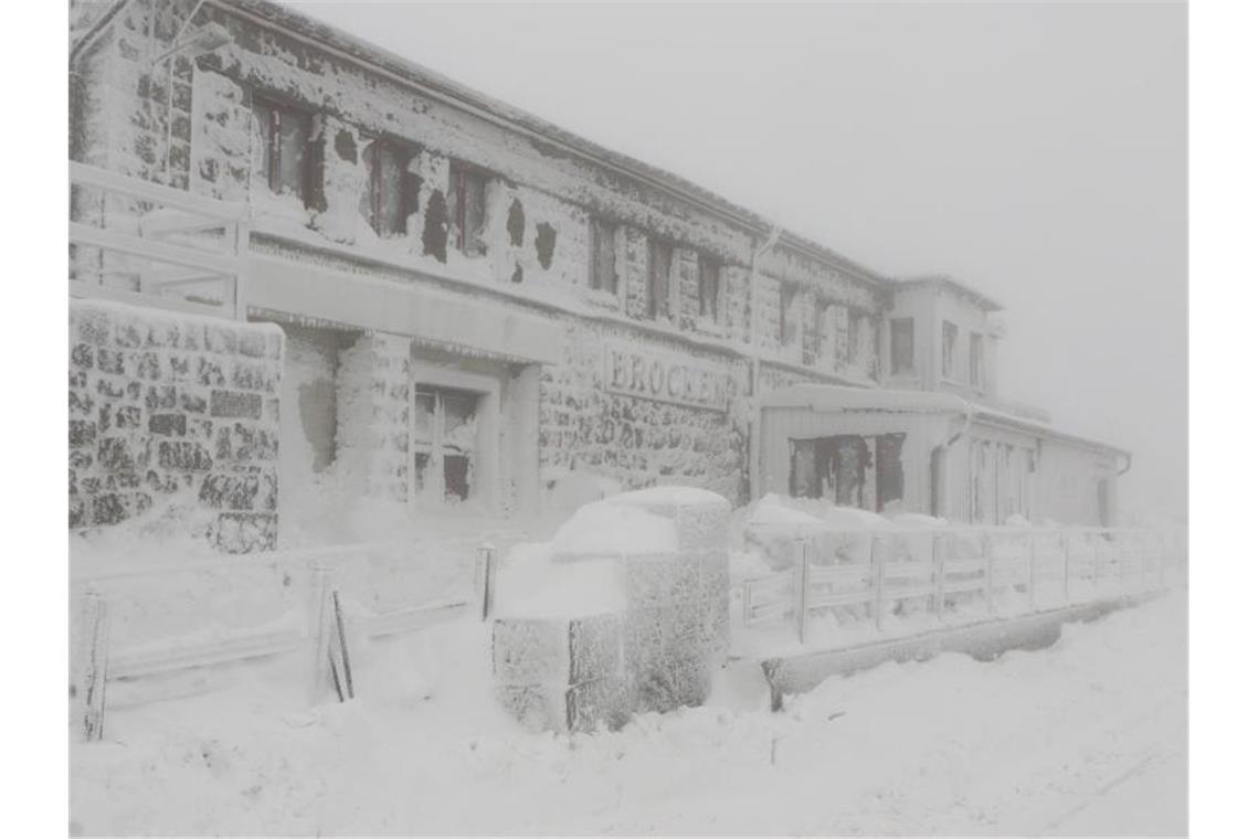 Schneebergeliegt am Brockenbahnhof. Der Winter ist auf dem Brocken zurück. Starker Wind sorgt für Schneeverwehungen. Foto: Matthias Bein/dpa-Zentralbild/dpa