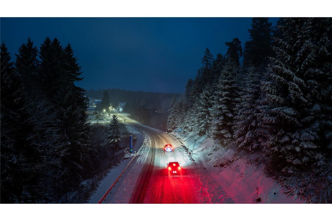 Schneefall im Schwarzwald: Autofahrer auf der B28 bei Freudenstadt.