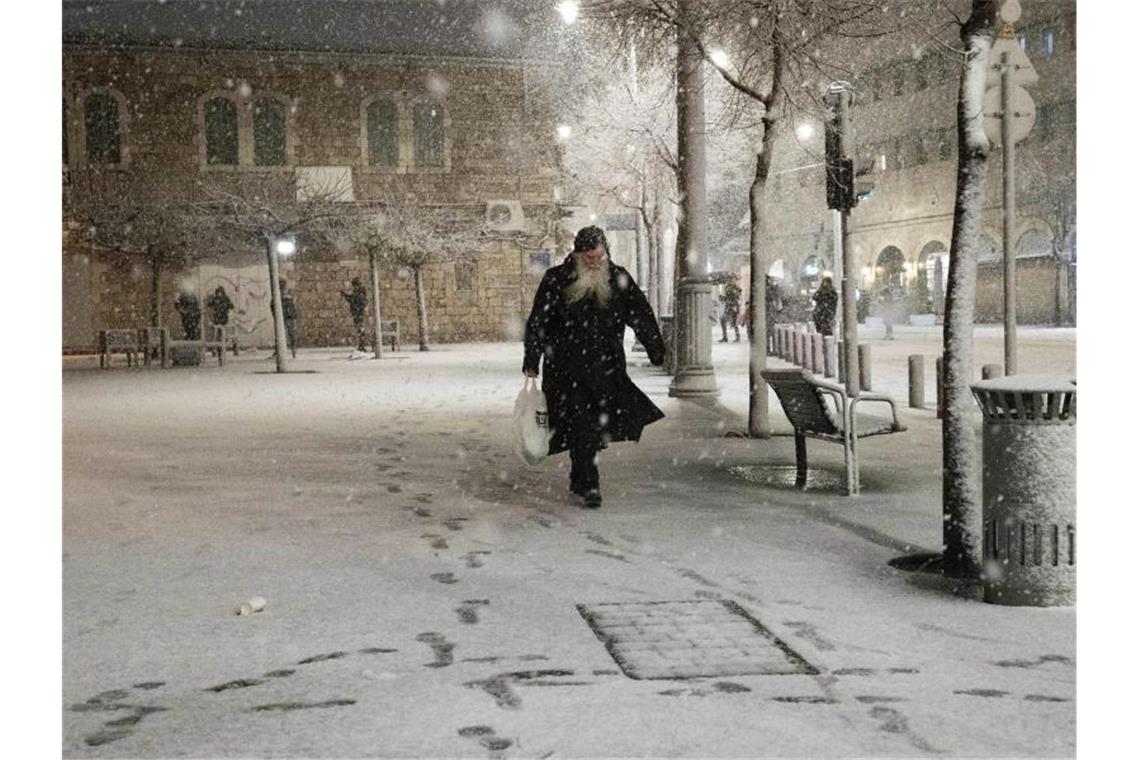 Wintersturm Elpis sorgt für seltenen Schneefall in Jerusalem Schneefall in Jerusalem. Foto: Maya Alleruzzo/AP/dpa