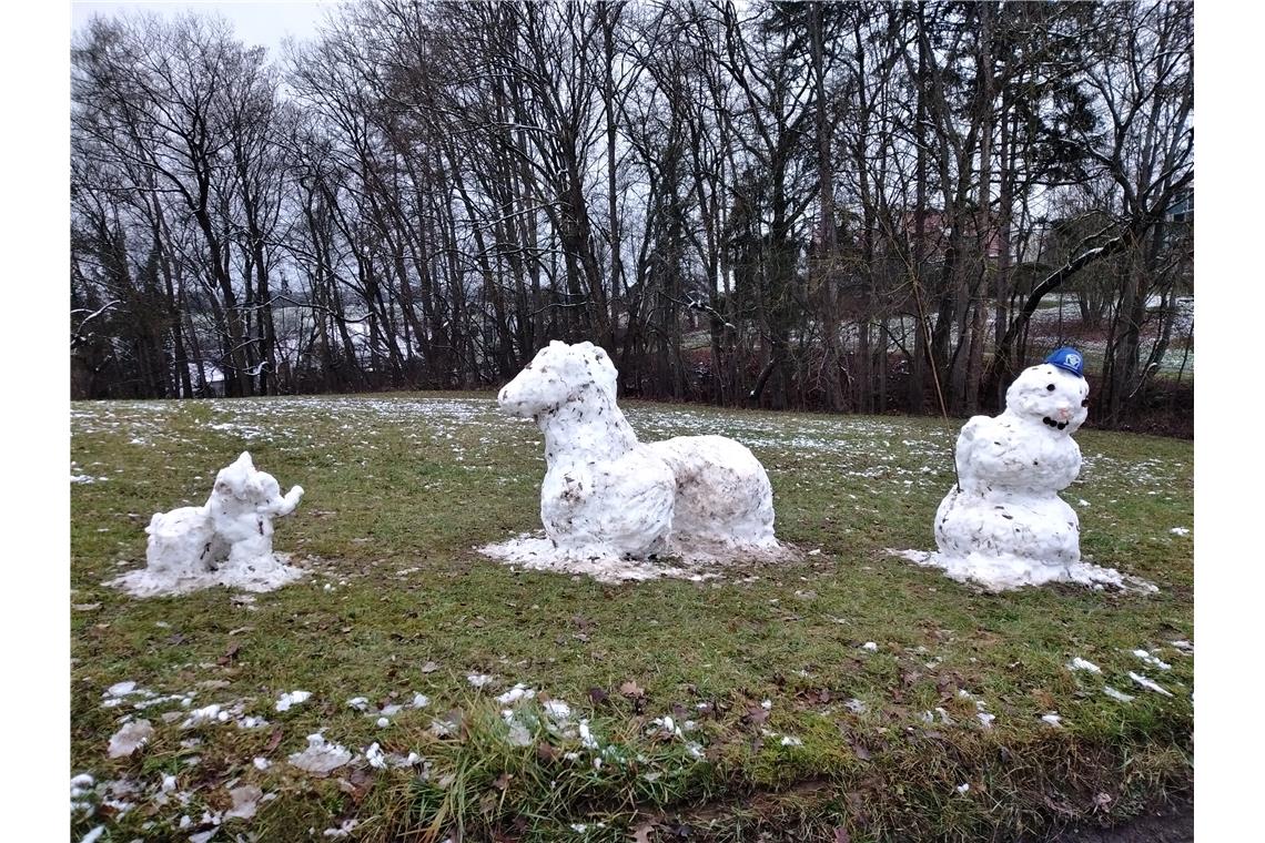 Schneefiguren von Familie Gordon Wiebe in Sachsenweiler. 