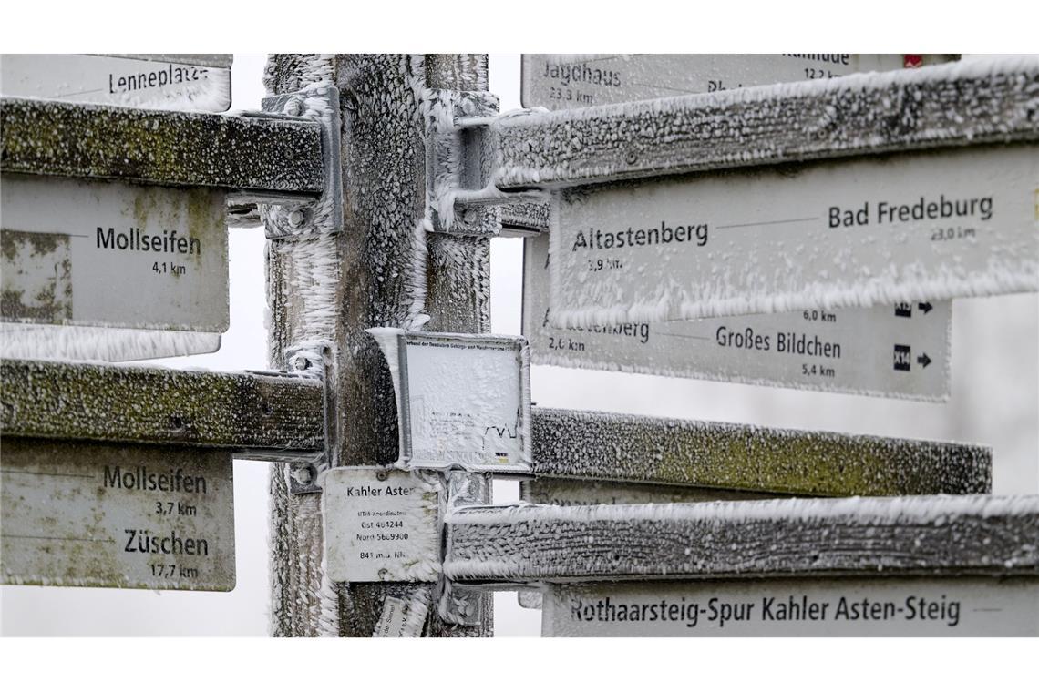 Schneekristalle haben sind auf einem Wander-Wegweiser auf dem Kahlen Asten gebildet.