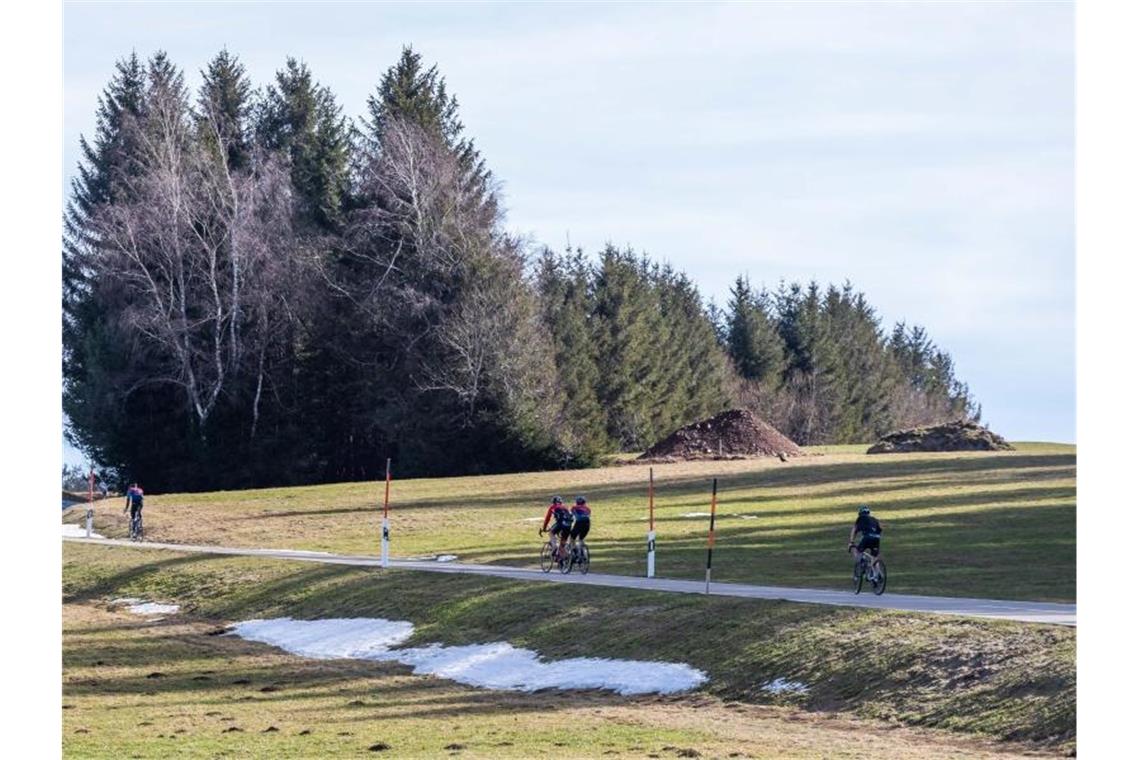 Viel Sonne und bis zu 21 Grad: Wetter bleibt frühlingshaft Schneereste am Rand einer Straße bei St. Märgen, auf der Radsportler entlang fahren. Foto: Philipp von Ditfurth/dpa