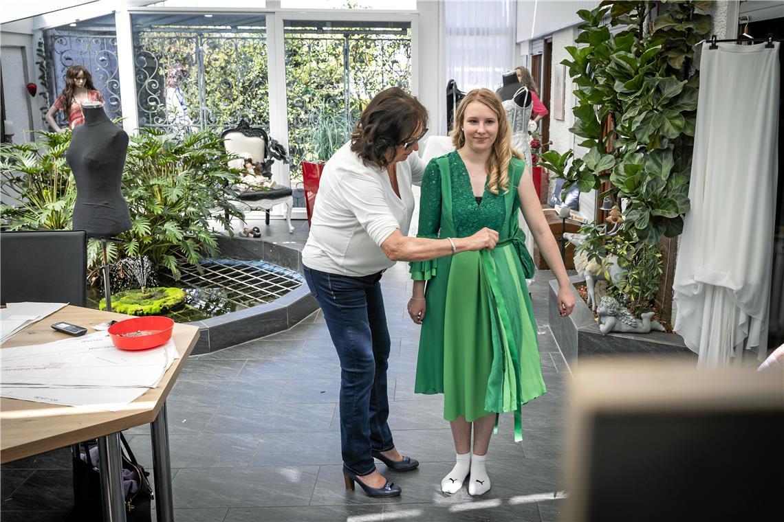 Die Backnanger Feenschneiderin bei der Arbeit Schneidermeisterin Elke Stroh steckt die letzten Änderungen am Feenkleid von Leonie Reber ab. Den Überrock geben die Ex-Feen an ihre Nachfolgerinnen weiter. Fotos: Alexander Becher