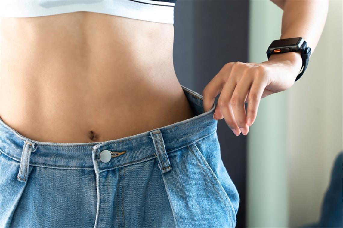 Wie kann man schnell abnehmen? - 10 hilfreiche Tipps Schnell abnehmen ohne Hungern – entdecken Sie die 10 besten Tipps für eine gesunde Gewichtsreduktion.