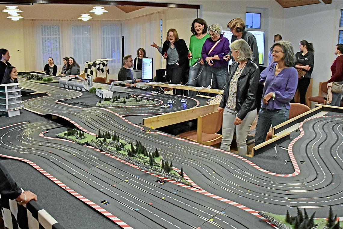Die Carrera-Bahn ist für einen Abend in Frauenhand Schnell herrscht bei der Ladies Night der Race Days eine gelöste Stimmung unter den Frauen. Foto: Tobias Sellmaier