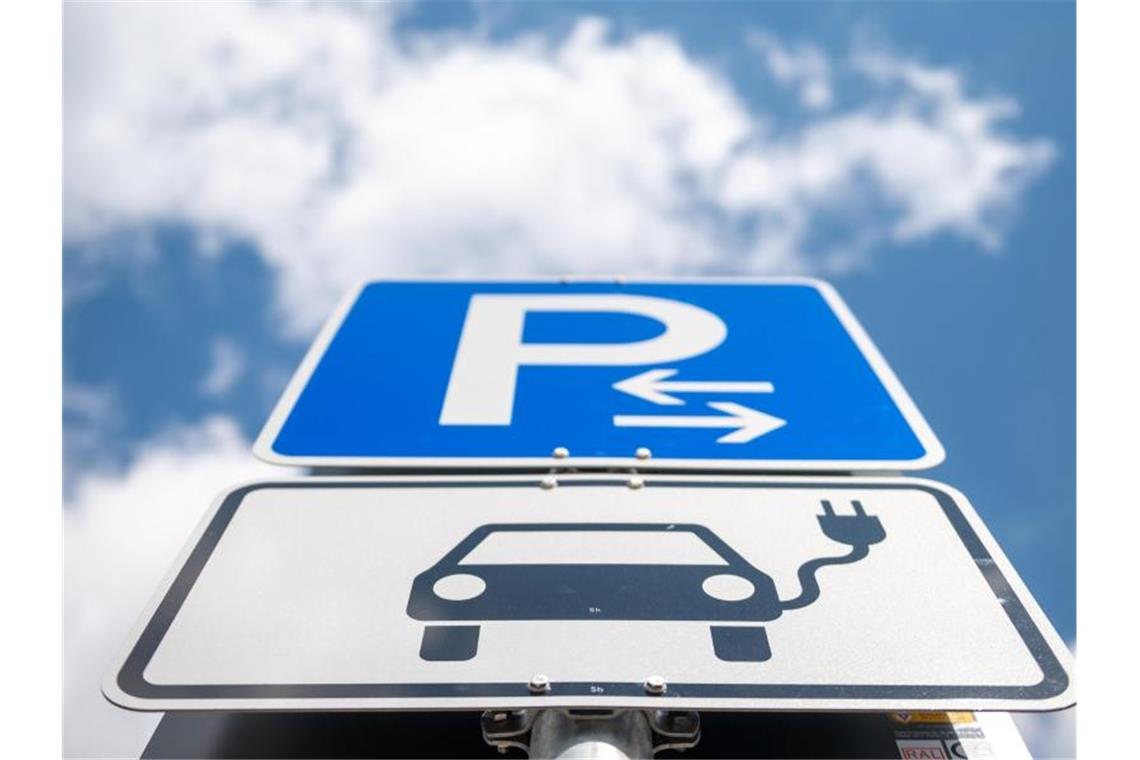 Einfach, schnell, bequem? Die Probleme beim E-Auto-Ladenetz Schnell und günstig, flächendeckend, bequem und transparent: So soll das Ladenetz für Elektroautos einmal aussehen. Foto: Hendrik Schmidt/dpa-Zentralbild/dpa