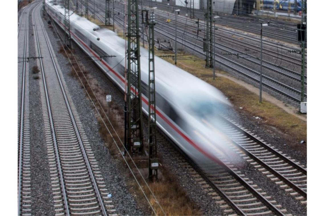 Schnell - und stromhungrig: Ein ICE-Sprinter der Bahn in voller Fahrt. Foto: Amelie Geiger/dpa/Archivbild