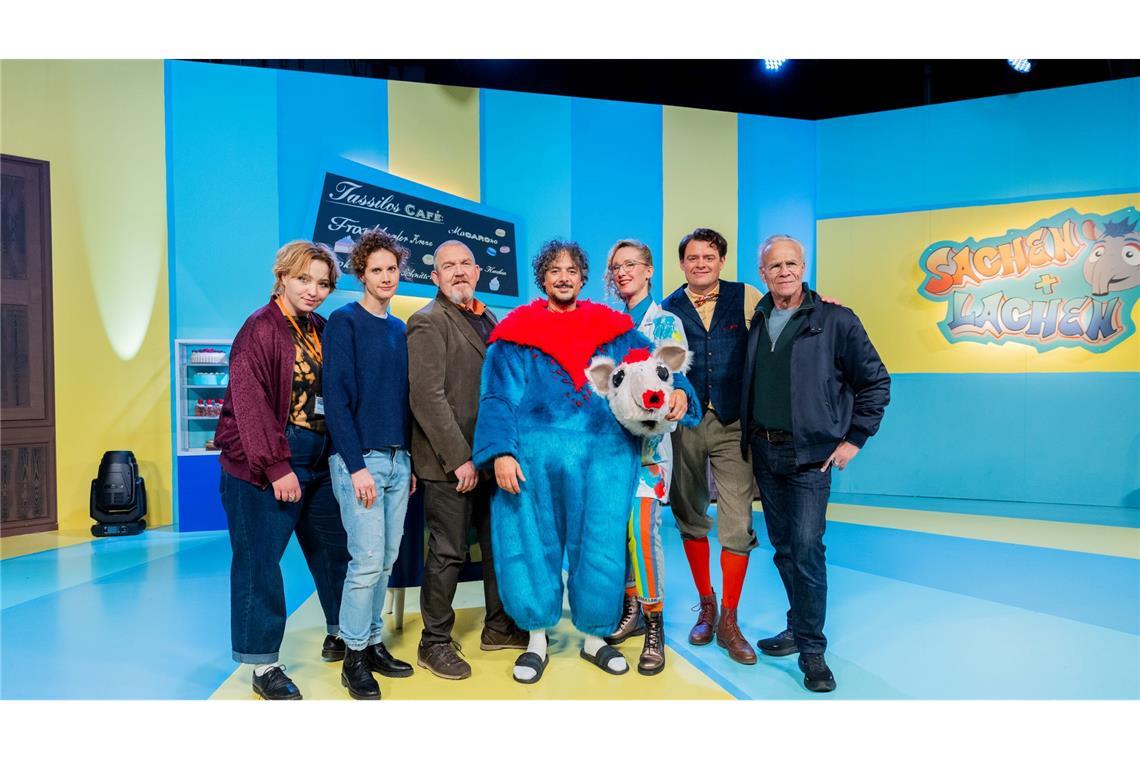 Schnell zeigt sich, dass es im Team der Sendung knirscht, sobald die Kamera aus ist.