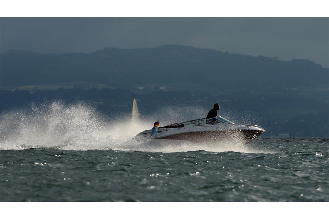 Studie: Freizeit-Schifffahrt belastet Seen deutlich Schnelle Motorboote bringen zwar Spaß, können aber Pflanzen und Tieren in Seen enorm zusetzten. (Archivbild)