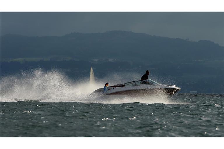 Schnelle Motorboote bringen zwar Spaß, können aber Pflanzen und Tieren in Seen enorm zusetzten. (Archivbild)