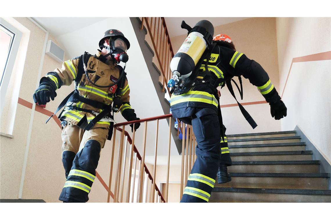 Bilder des Tages Schneller als die Feuerwehr: Feuerwehrmänner mit Atemschutzmasken und Sauerstoffflaschen rennen eine Treppe hoch beim Hochhaus-Treppenlauf und Feuerwehr-Treppenlauf in Zwickau.