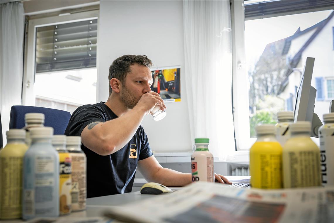 Schneller Drink statt Mittagstisch? Trinkmahlzeiten sparen Zeit, sind unserem Redakteur auf Dauer aber zu einseitig. Foto: Alexander Becher