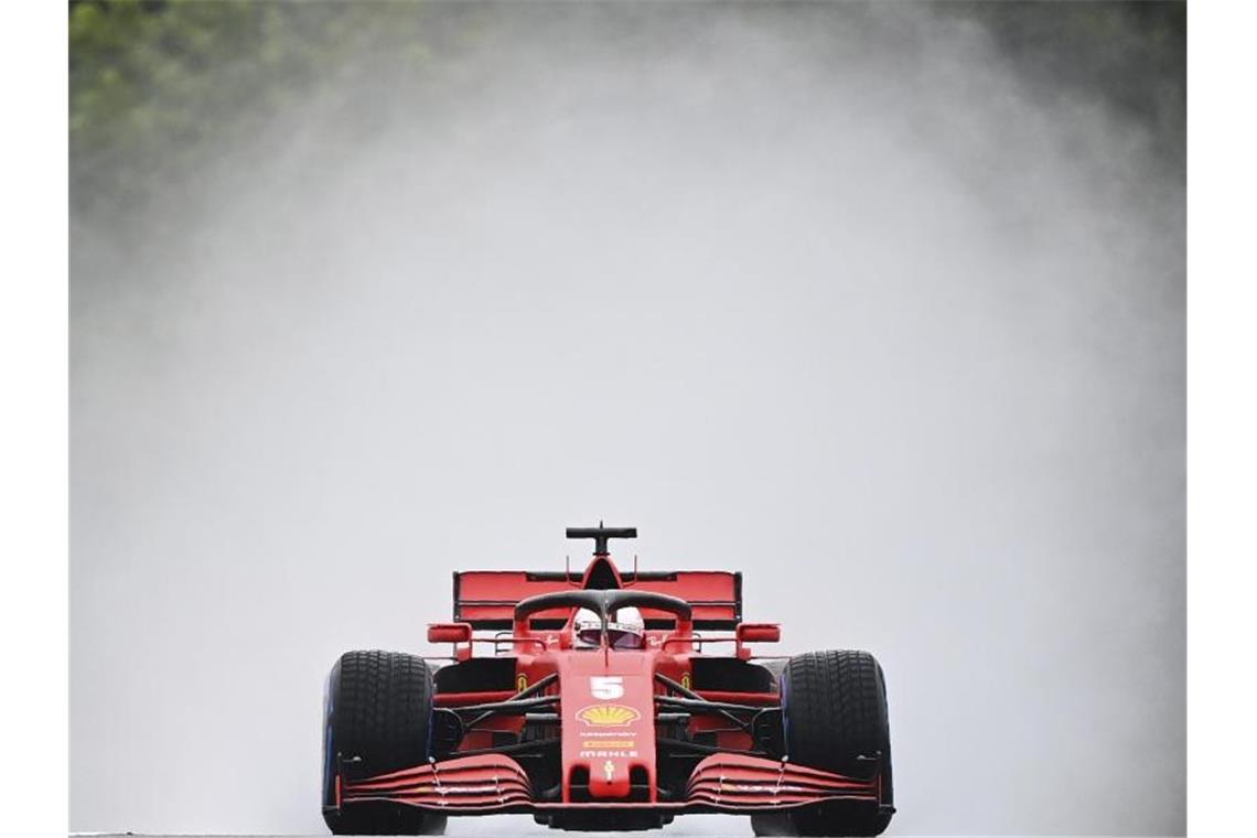 Schnellster im Regen von Budapest: Ferrari-Pilot Sebastian Vettel. Foto: Joe Klamar/Pool AFP/AP/dpa