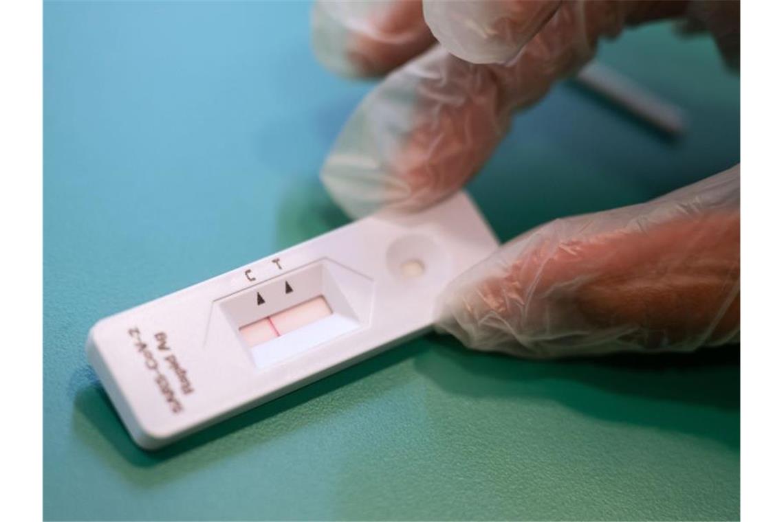 Corona-Selbsttests könnten im März kommen Schnelltests für alle könnten den Alltag in der Corona-Pandemie normalisieren. Foto: Marijan Murat/dpa/Symbolbild