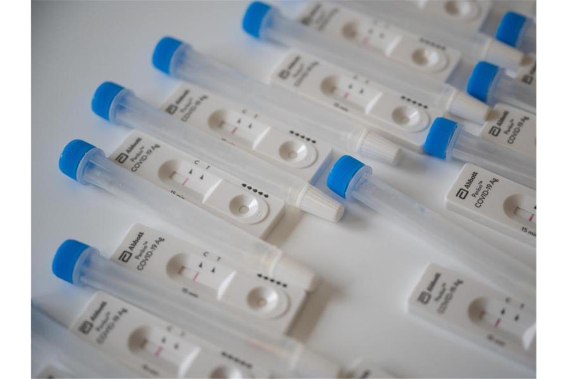 Schnelltests in einer Teststation im baden-württembergischen Sindelfingen. Foto: Sebastian Gollnow/dpa