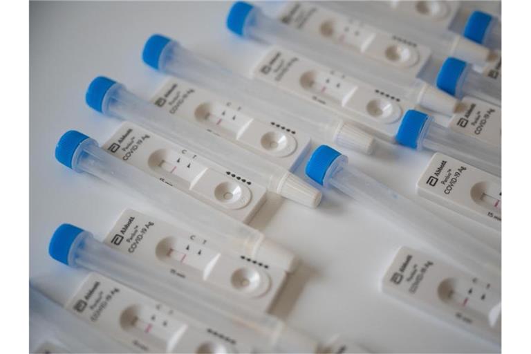 Schnelltests in einer Teststation im baden-württembergischen Sindelfingen. Foto: Sebastian Gollnow/dpa