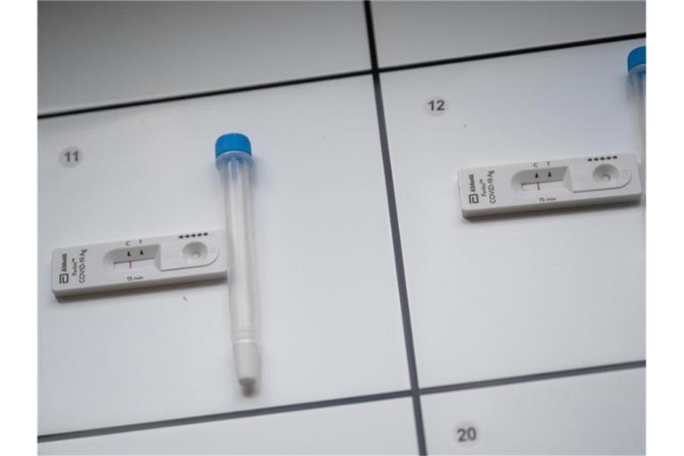 Schnelltests und Teststäbchen. Foto: Sebastian Gollnow/dpa/Symbolbild