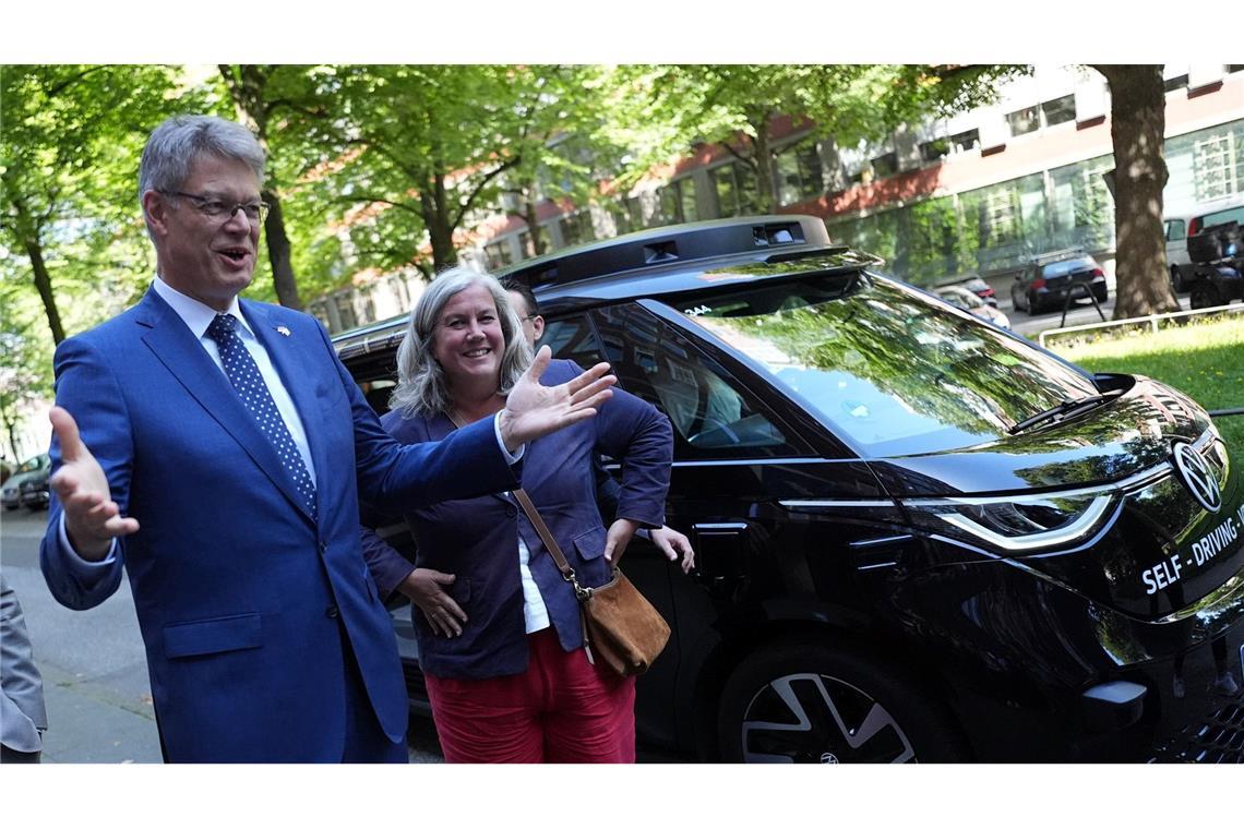 Direkte Zugverbindung nach London soll bald Realität werden Schnieder und Alexander unterzeichnen Absichtserklärung zur Schaffung einer direkten Schienenverbindung zwischen Deutschland und Großbritannien.