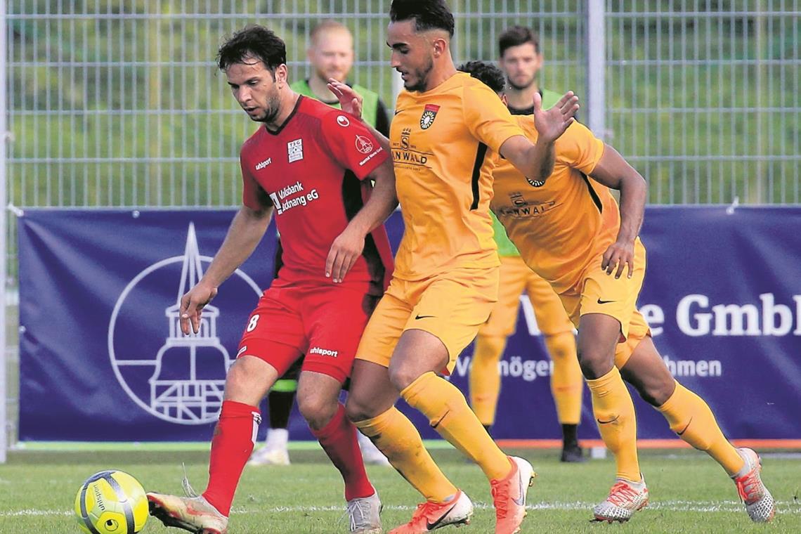 Schnürte gegen seine Großaspacher Ex-Kollegen einen Doppelpack: TSG-Routinier Shqiprim Binakaj (rotes Trikot), der mit seinem alten und neuen Verein trotzdem mit 2:4 das Nachsehen hatte.