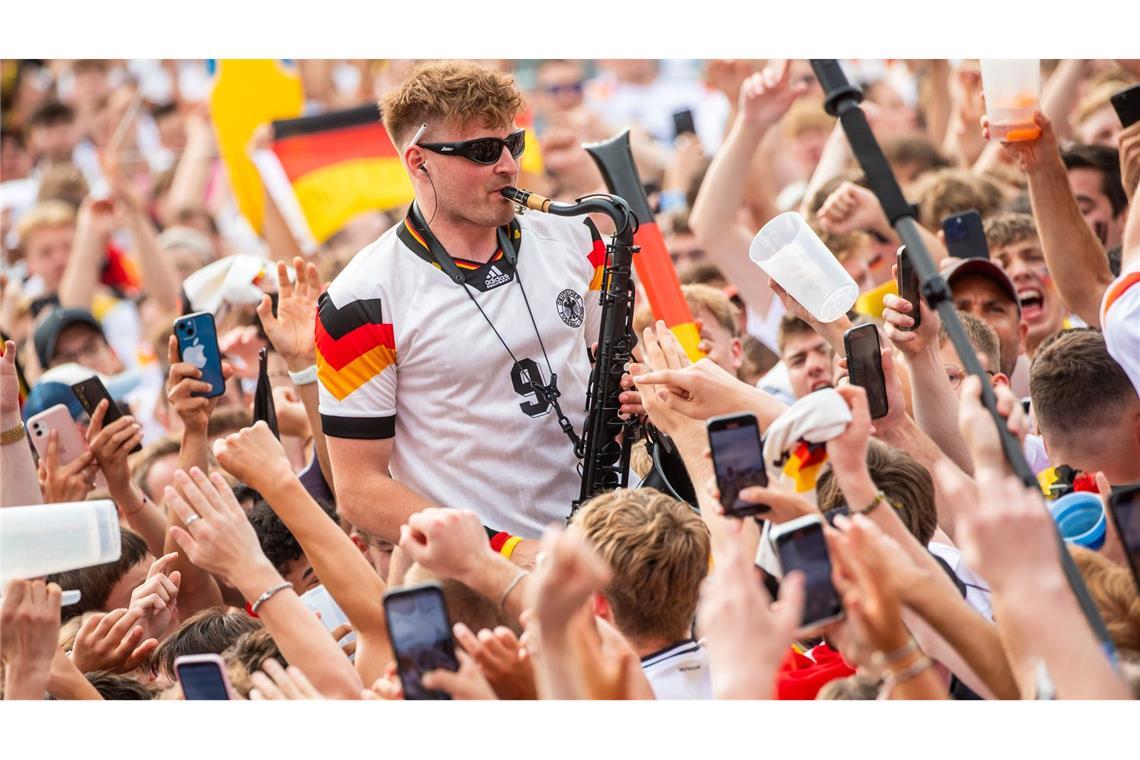 Schnura und das Saxofon: Ein Ballermann-Hit zur WM