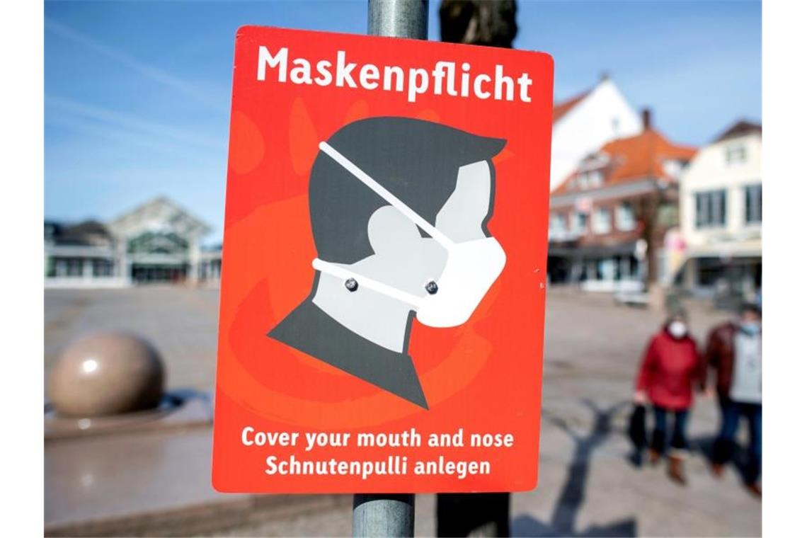 „Schnutenpulli anlegen“ steht auf einem Schild zur Maskenpflicht. Bei den hohen Inzidenzen ein wichtiger Hinweis. Foto: Hauke-Christian Dittrich/dpa