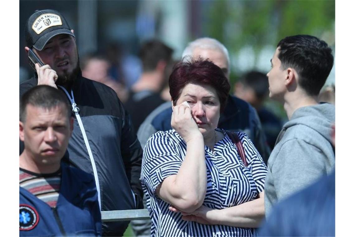 Mehrere Tote bei Angriff auf russische Schule Schock, Angst, Trauer: Vor der Schule in Kasan versammelten sich nach Bekanntwerden der Bluttat Angehörige der Schulkinder und Lehrkräfte. Foto: Maksim Bogodvid/Sputnik/dpa