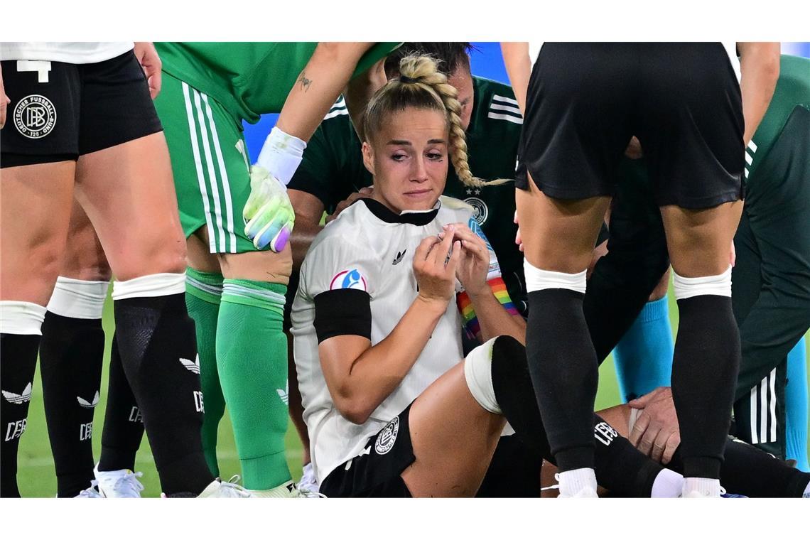 Dritter Kreuzbandriss? DFB-Team bangt mit Kapitänin Gwinn Schock für Giulia Gwinn (Mitte) gleich zum EM-Auftakt
