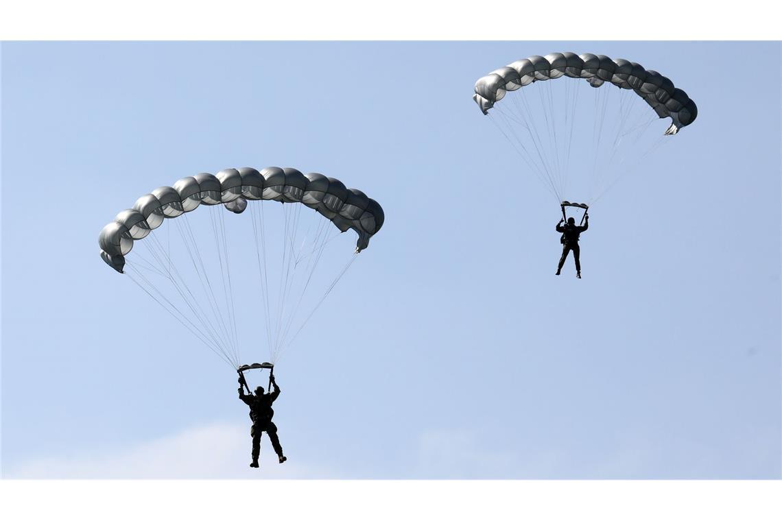 Schockierende Augenblicke erlebte eine Gruppe von Fallschirmspringern in Australien, doch am Ende ging alles glimpflich aus. (Symbolbild)