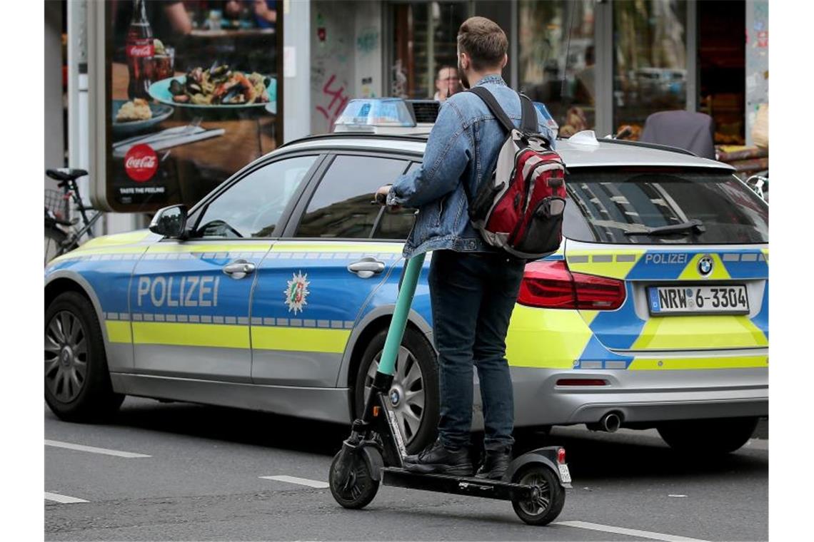 Schön aufpassen: Begegnung von E-Scooter und Streifenwagen in Köln. Foto: Oliver Berg