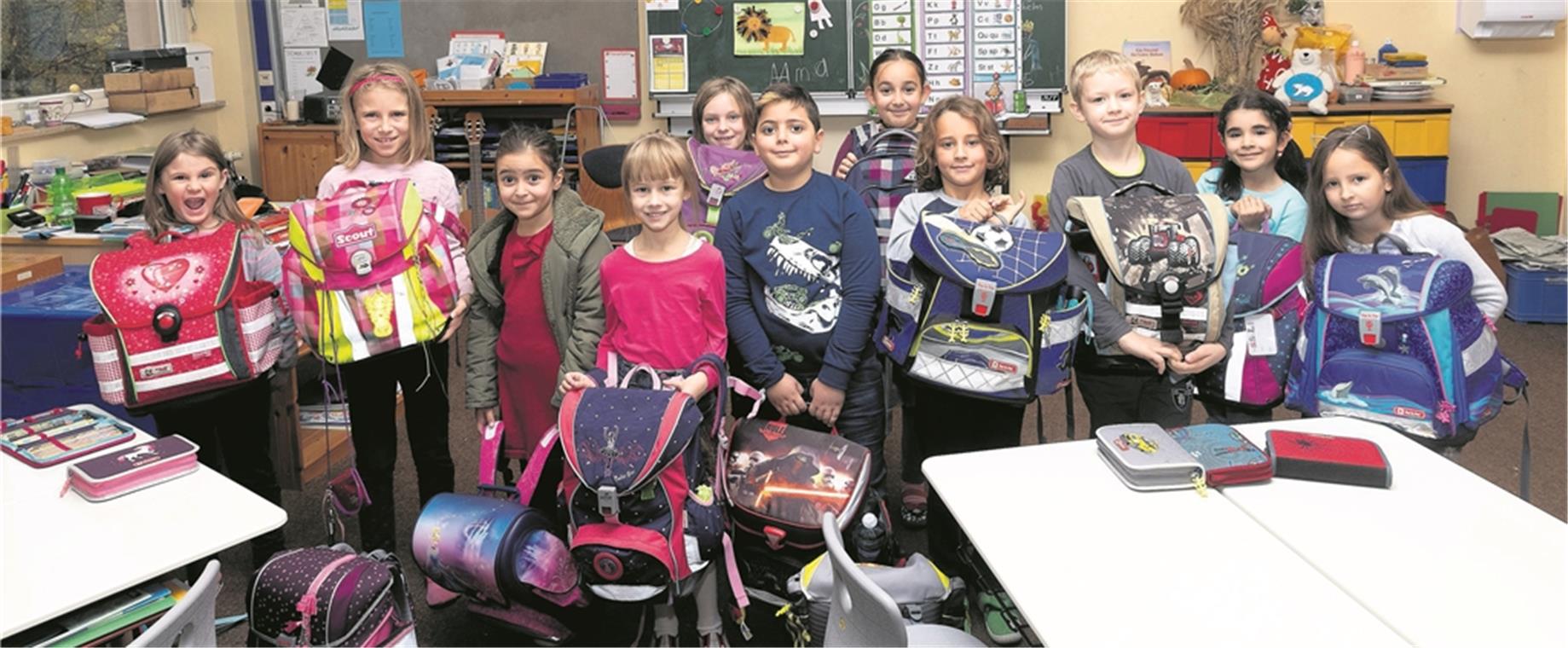 Schön bunt, aber manchmal auch ziemlich schwer sind die Ranzen der Grundschüler (von links): Mina, Mia, Elif, Valerie, Kati, Batuhan, Hüsna, Jaden, Viktor, Sali und Emilia. Fotos: J. Fiedler