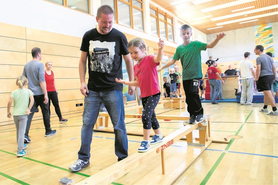 Schön die Balance halten: Jochen Mayer hat ein wachsames Auge auf Tochter Emilia Johanna (3). Sohn Jonas Dennis (7) schafft es schon ganz allein und vollkommen sicher ohne Hilfe. Fotos: J. Fiedler