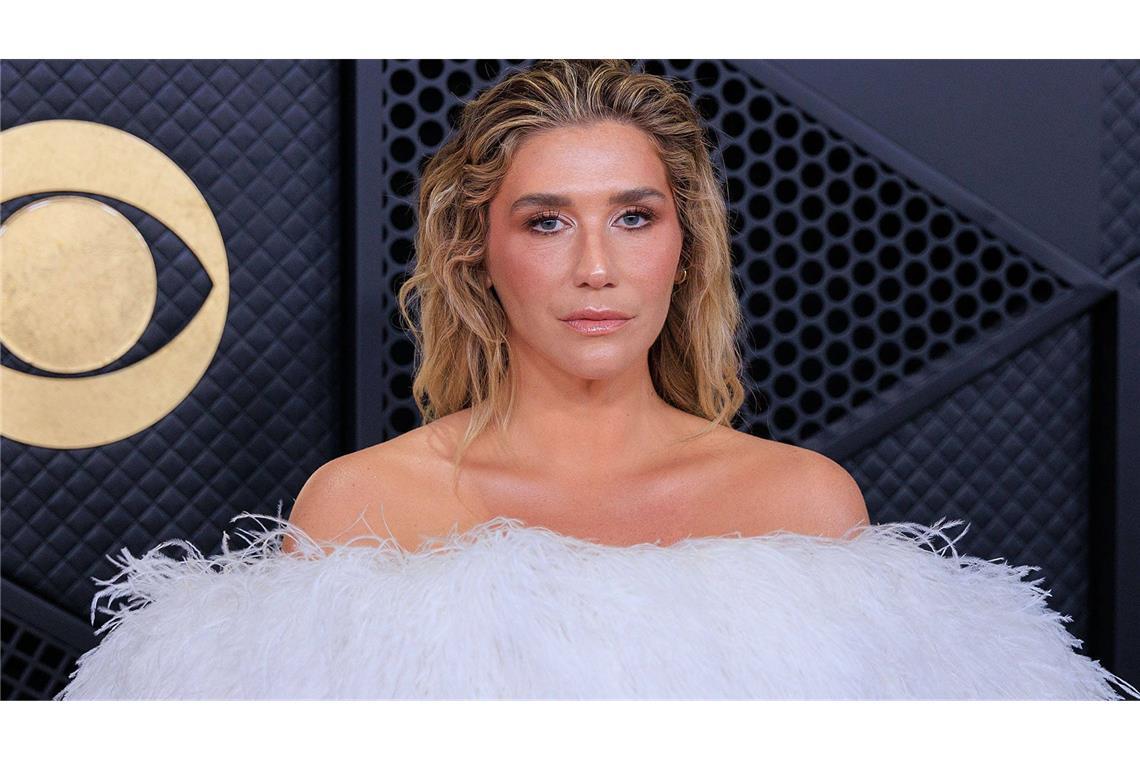 Schön kuschelig: das Outfit von Sängerin Kesha.